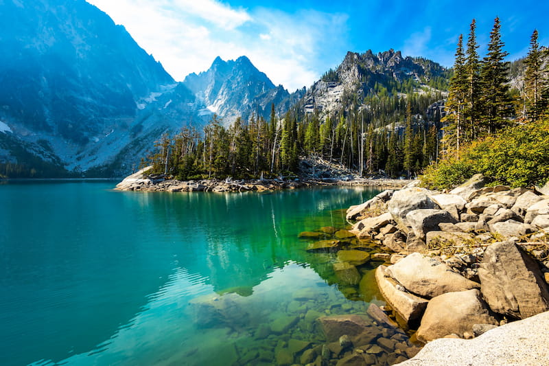alpine lake with turquoise water in the North Cascades near Winthrop WA